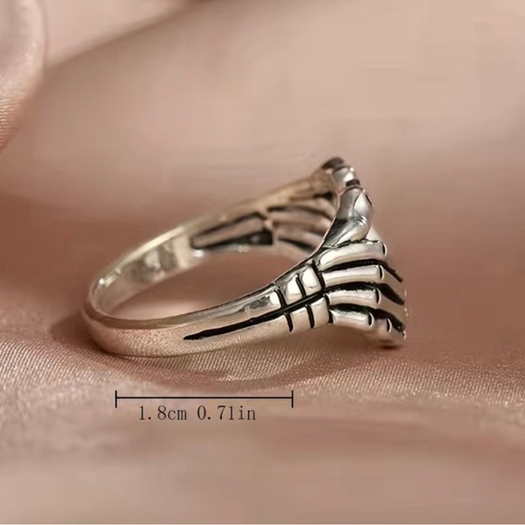NIP Skeleton Hand Heart ring - Picture 3 of 3